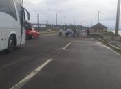 Moradores realizam protesto por reconstrução da orla do Pontal da Barra e trânsito fica lento