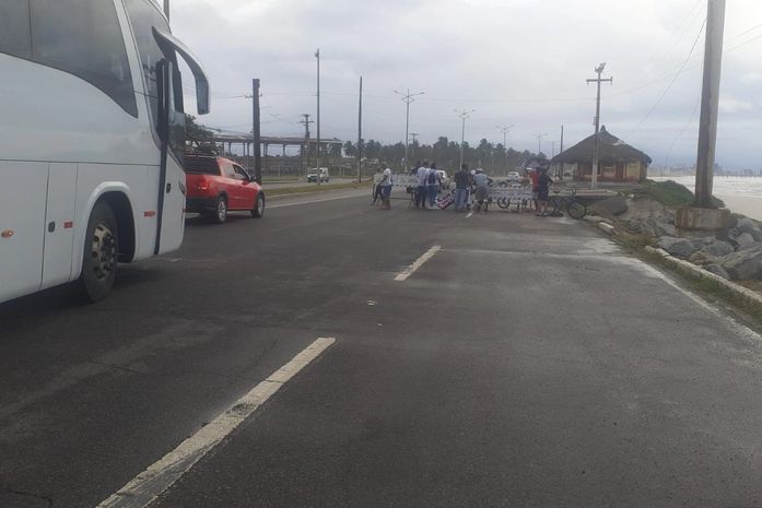 Moradores realizam protesto por reconstrução da orla do Pontal da Barra e trânsito fica lento