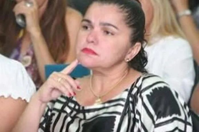 Deputada cobra pagamento dos hospitais, mas mantém silêncio sobre estradas fantasmas em Estrela de Alagoas