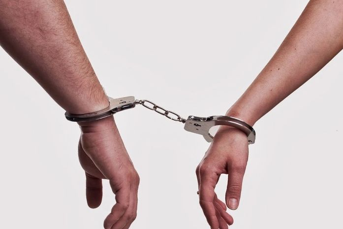 Em flagrante, casal é preso após arrombar e furtar produtos de estabelecimento na Jatiúca