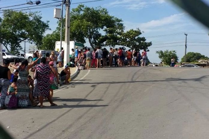 Após suspensão de visitas, familiares protestam em frente ao sistema prisional