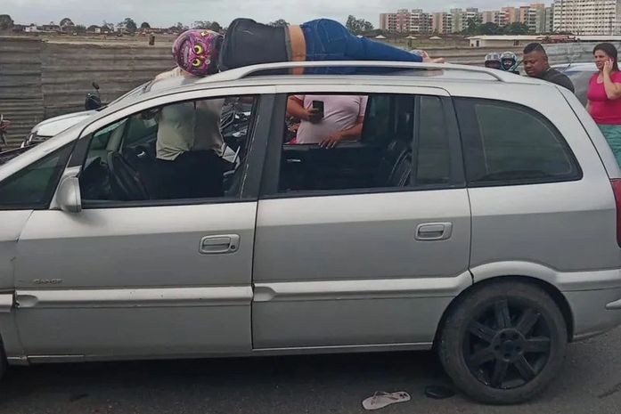 Motociclista fica ferida após ser arremessada sobre teto de carro, em acidente na Via Expressa