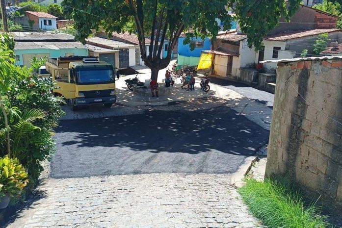 Prefeitura utiliza 600 toneladas de asfalto e recupera ruas de 11 bairros de Maceió
