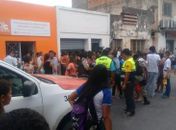 Movimentação em frente a casa de Débora Isis