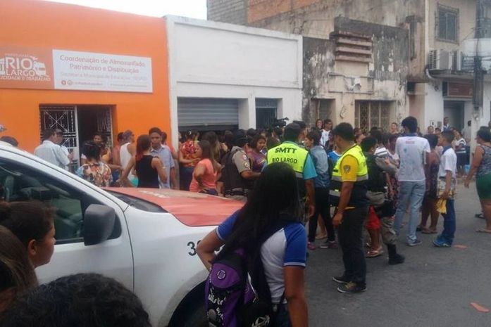 Movimentação em frente a casa de Débora Isis