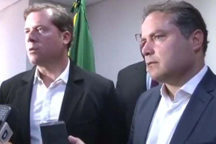 Renan Filho e Marx Beltrão durante a assinatura