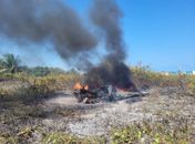 Lancha pega fogo e fica completamente destruída na praia de Ipioca