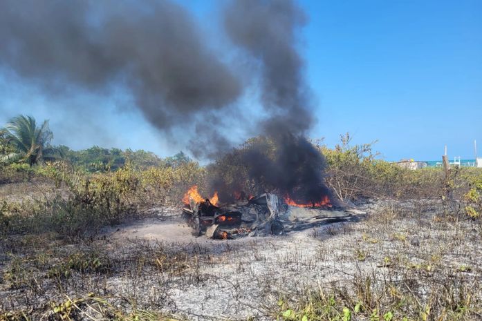 Lancha pega fogo e fica completamente destruída na praia de Ipioca