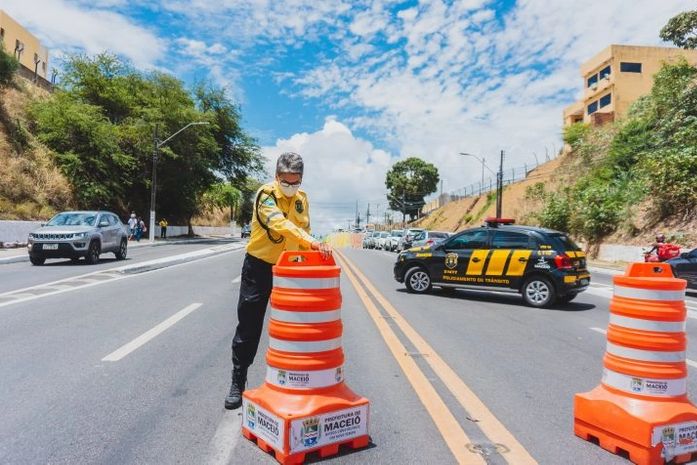 SMTT bloqueia vias da orla para garantir segurança durante queima de fogos em Maceió