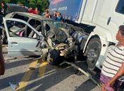 Colisão carro x caminhão na BR-101 entre Novo Lino e Joaquim Gomes.