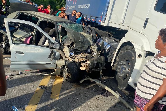 Colisão carro x caminhão na BR-101 entre Novo Lino e Joaquim Gomes.