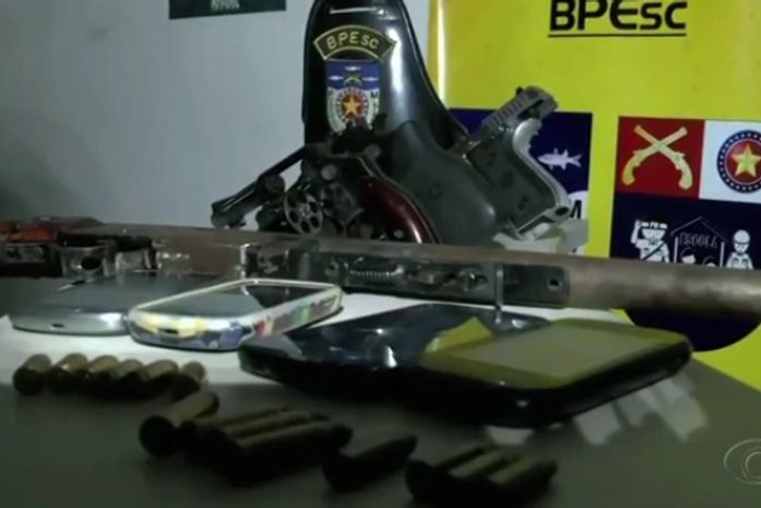 Armas foram apreendidas com o bando