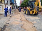Casal substitui rede de água antiga no bairro da Ponta Verde