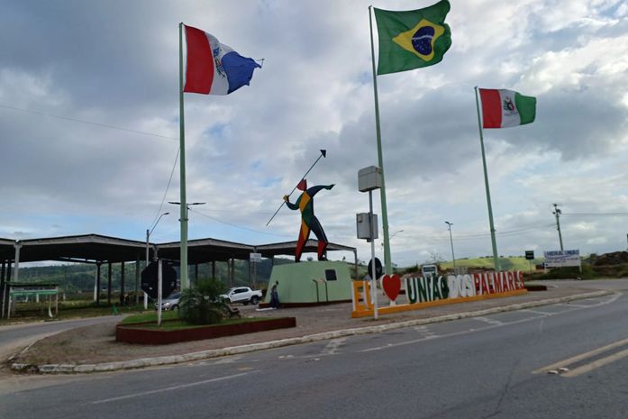 Carro pega fogo, assusta moradores e atinge rede elétrica em União dos Palmares

