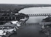 Resgatado corpo em cabine de caminhão submerso após queda de ponte
