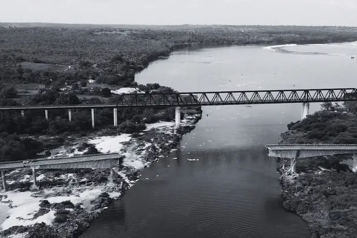 Resgatado corpo em cabine de caminhão submerso após queda de ponte