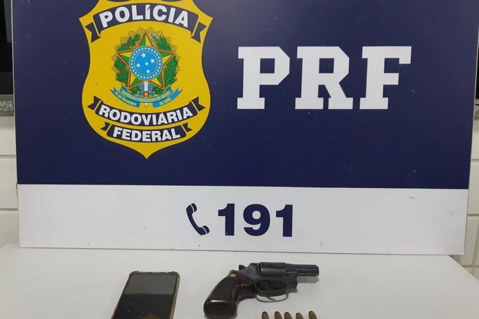 PRF prende dois homens por porte ilegal de arma de fogo na BR-101