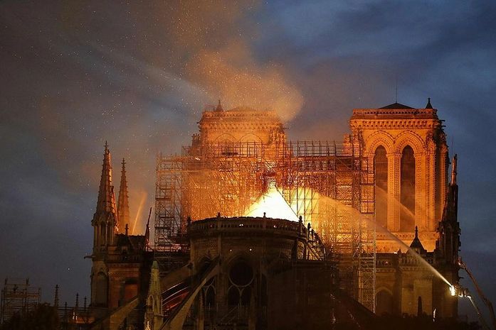 Chamas destruíram parcialmente a Catedral Notre-Dame, em Paris.