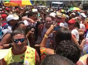 Cantor por dia, Renan Filho mostra sua afinidade com foliões e PMs