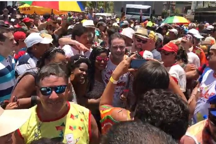 Cantor por dia, Renan Filho mostra sua afinidade com foliões e PMs