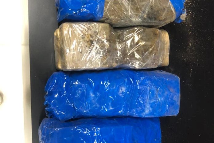 Suspeito de tráfico foi flagrada com maconha.