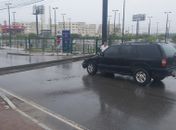 Carro colidiu com poste que caiu sobre outro veículo, na Avenida Menino Marcelo.