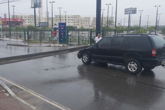 Carro colidiu com poste que caiu sobre outro veículo, na Avenida Menino Marcelo.