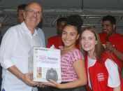 Famílias do bairro Santa Cecília recebem serviços e prêmios do Programa Assistência Com Você