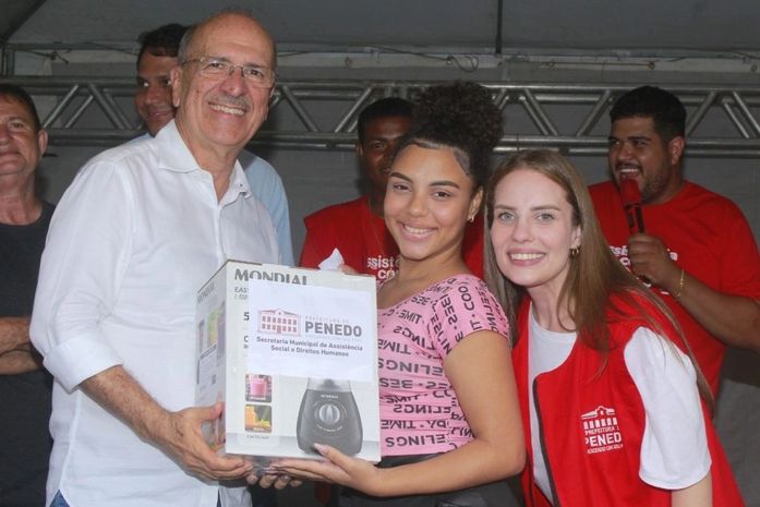 Famílias do bairro Santa Cecília recebem serviços e prêmios do Programa Assistência Com Você