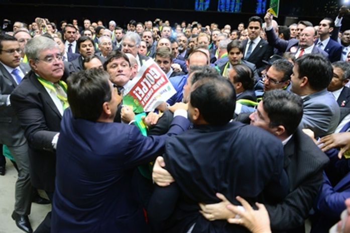 Sessão que autorizou impeachment de Dilma foi show de horrores