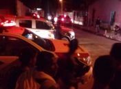 Assaltante morre e dois ficam feridos após troca de tiros com a PM