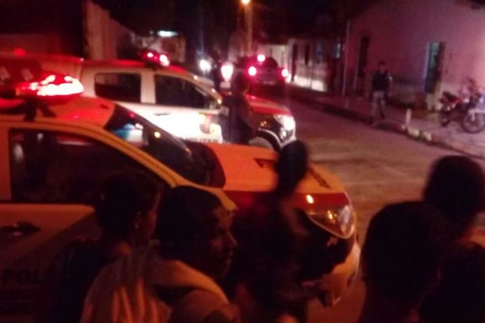 Assaltante morre e dois ficam feridos após troca de tiros com a PM