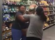 Mulheres trocam socos durante briga por papel higiênico em mercado