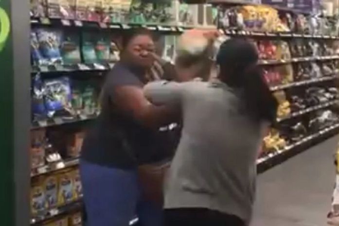 Mulheres trocam socos durante briga por papel higiênico em mercado