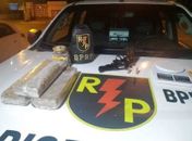Revólver calibre 38 e tabletes de maconha apreendidos durante a ocorrência