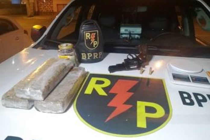 Revólver calibre 38 e tabletes de maconha apreendidos durante a ocorrência