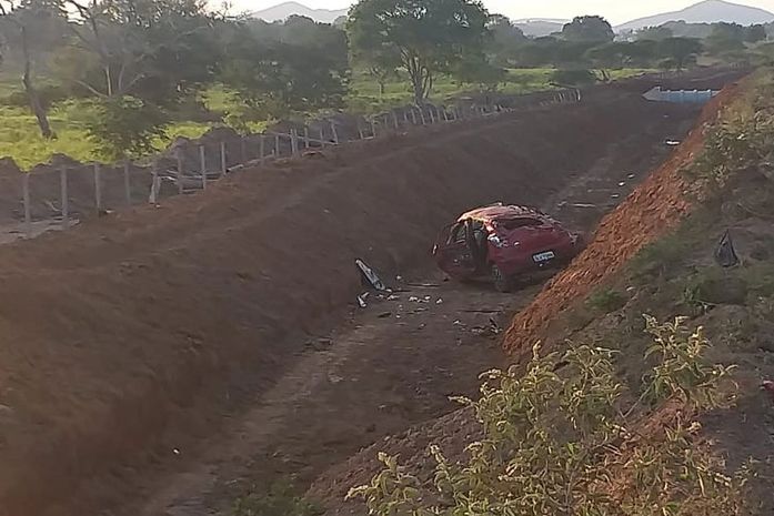 Capotamento deixa três feridos na AL-115