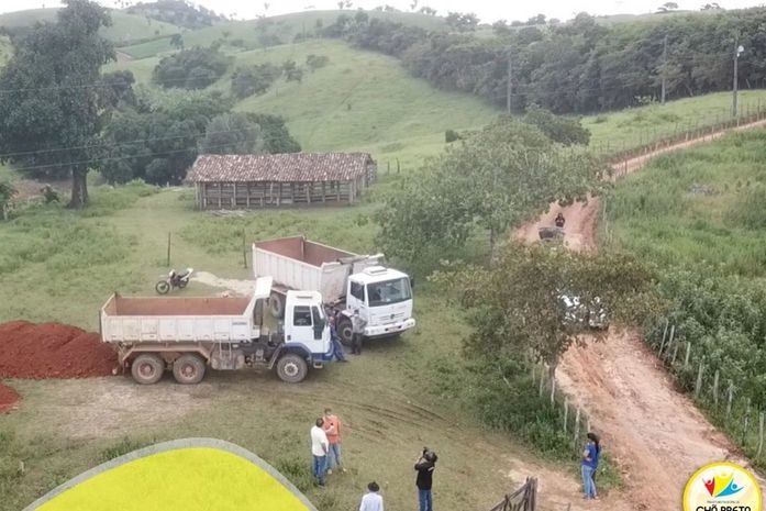 Caminhões e máquinas atuam firme em toda área rural para garantir melhor comodidade no tráfego da região