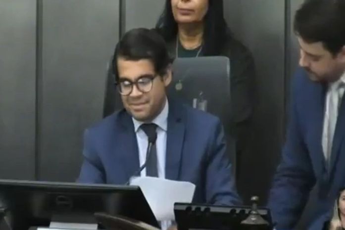 “Que porra é isso?”: deputado deixa escapar palavrão durante leitura de projeto na ALE; veja vídeo