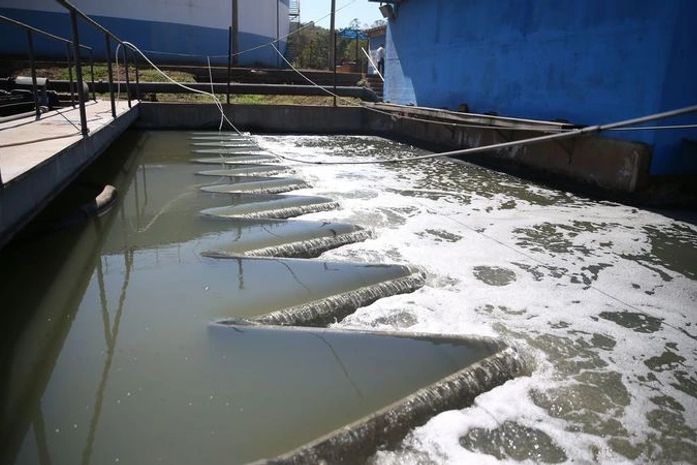 Não há evidências científicas de que a doença possa ser transmitida por água atingida pelo esgoto.