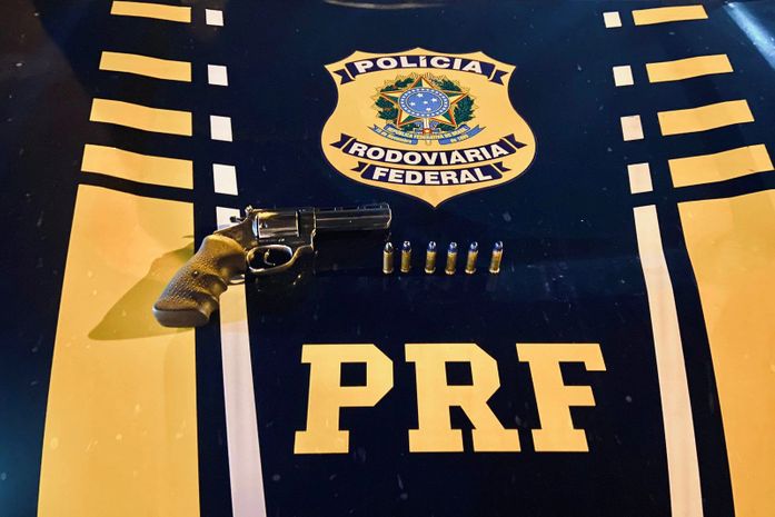 Homem é preso pela PRF por porte ilegal de arma durante abordagem na BR-316