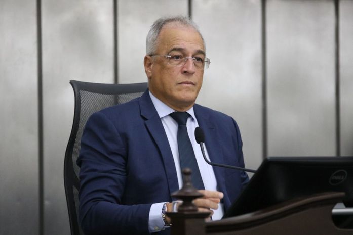 Deputado Galba Novaes preside sessão e comenta sobre reestruturação das carreiras e revisão salarial dos servidores
