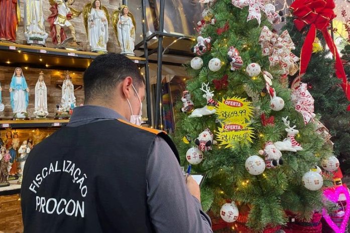 Procon Maceió orienta consumidores para compras natalinas; veja dicas