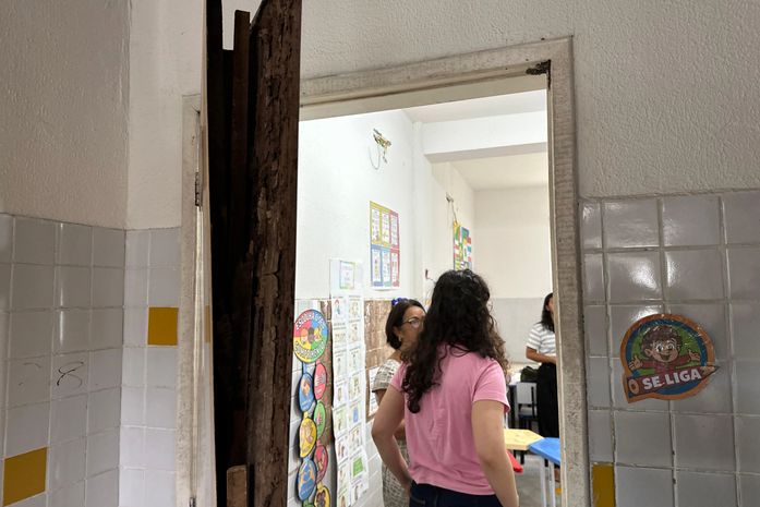 Teca Nelma fiscaliza escola em Maceió e cobra solução para falta de professores e apoio para alunos com deficiência