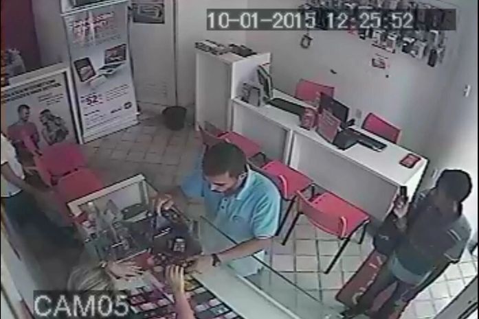 Assaltante age em loja de celulares (Foto: Reprodução)