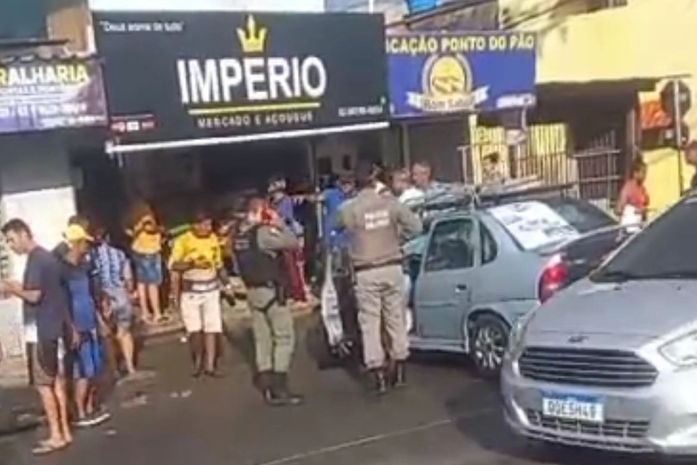 Três pessoas ficam feridas após veículo na contramão atingir motocicleta e imprensar funcionário de açougue; veja o vídeo