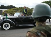 O presidente Jair Bolsonaro em carro aberto no início do desfile de 7 de setembro