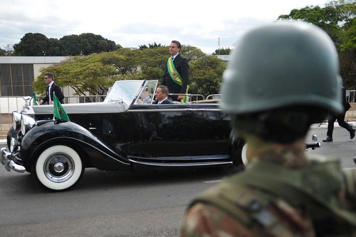 O presidente Jair Bolsonaro em carro aberto no início do desfile de 7 de setembro