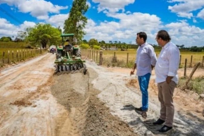 Prefeito Luciano acompanha últimos 700 metros da pavimentação asfáltica entre Cangandu e Canafístula