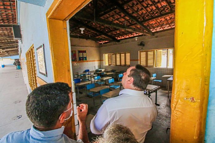 Luciano visita escola da Canafístula e articula revitalização